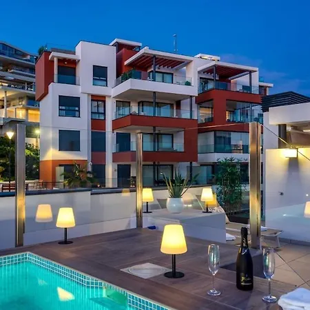 Stunning Penthouse -private Pool 아파트 푸엔히롤라